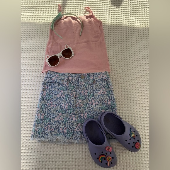 Hanna Andersson || 5T Girls Bundle Shorts, Shirts, Leggings & Shoes - Picture 11 of 13